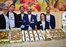 Het team van Kingfruit met biologische kiwi's